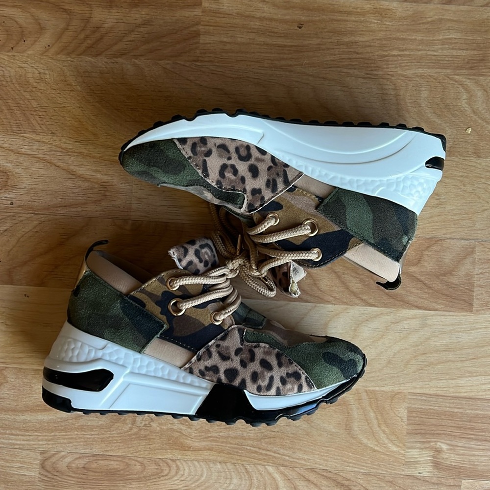 Steve Madden Printed Sneakers Size 5.5